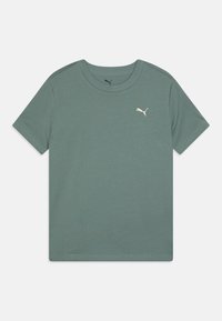 Zielona koszulka z krótkim rękawem, wykonana z miękkiego materiału, z okrągłym dekoltem i małym białym logo Puma na lewej piersi.