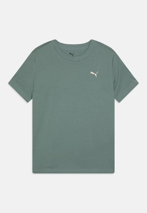 Tricou verde cu mânecă scurtă, fabricat dintr-un material moale, având un guler rotund și un mic logo alb Puma pe partea stângă a pieptului.
