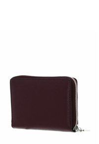 Portefeuille zippé en cuir marron foncé avec tirette de fermeture éclair argentée, forme rectangulaire, et bords cousus sur fond blanc.