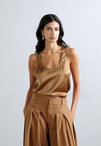 Alice + Olivia AVRIL BOXY TANK - Top - camel