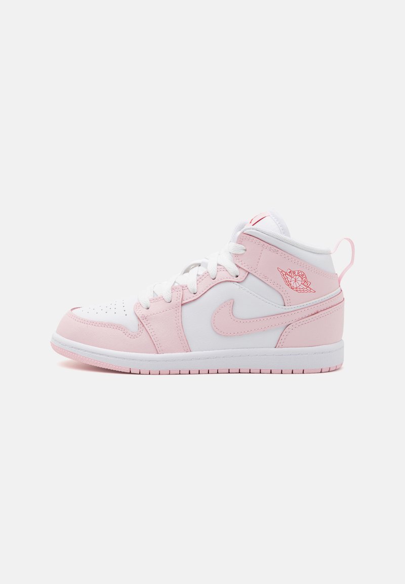 Høje sneakers i en kombination af pink og hvid læder. Funktioner inkluderer snørebåndsdesign, perforeret tå og mærkeaccenter.
