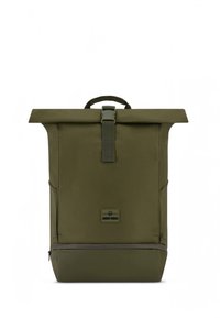 Olívovo zelený ruksak s rolovacím uzáverom z odolnej tkaniny, vybavený predným remienkom, horným držadlom a nášivkou s logom na dolnej prednej časti.