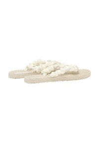 Flache beige gewebte Sandalen mit gerafften weißen Stoffriemen auf weißem Hintergrund.