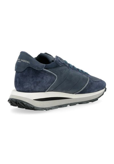 Marineblauer Wildleder- und Leder-Sneaker mit Mesh-Akzenten, ausgestattet mit einer dicken weißen Zwischensohle und einer strukturierten schwarzen Gummisohle.