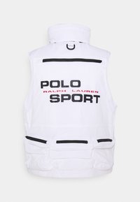 Bílá vesta s černými zipovými kapsami a výrazným logem "POLO SPORT". Obsahuje vysoký límec a hladký, lehký materiál.