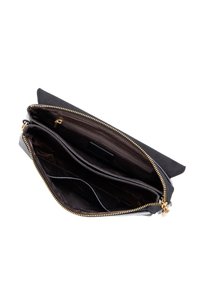 Clutch de cuero negro con cremallera dorada, que cuenta con dos compartimentos principales y un tercer bolsillo con cremallera, forrado con tela marrón.