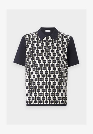 Tamsiai mėlynas trumpomis rankovėmis polo marškinėlis su geometriniu baltu susipynusių kvadratų raštu priekyje ir vientisomis rankovėmis. Trijų mygtukų atvartas.