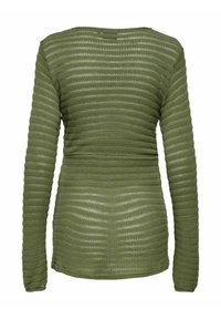 Groene langemouwtop met een getextureerd horizontaal streepjespatroon en een ronde halslijn. Het materiaal lijkt lichtgewicht en ademend.