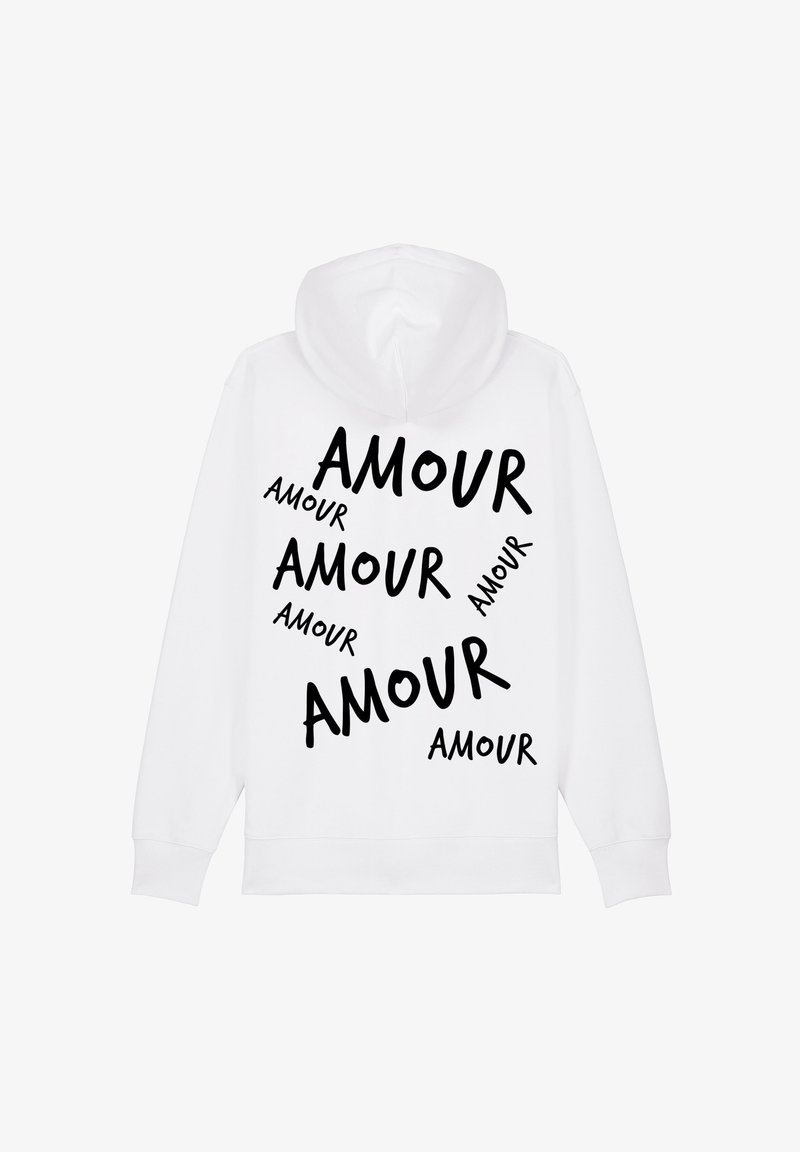 Biely mikina s čiernym textom "AMOUR" v rôznych veľkostiach a štýloch, rozloženým po chrbte. Bavlnený materiál, neformálny dizajn.