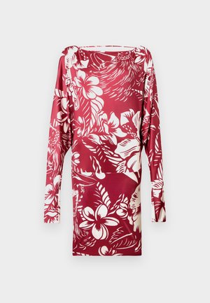 Vestito rosso a maniche lunghe con motivo floreale tropicale bianco, silhouette aderente e scollo a barca, su sfondo chiaro e uniforme.