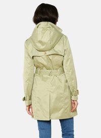 Trench coat verde claro con capucha, cinturón en la cintura y detalles de botones. Hecho de una tela suave y resistente al agua, con un corte clásico.