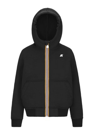 Felpa nera con zip e cappuccio foderato, due tasche anteriori e una cerniera multicolore. Presenta un logo sulla parte sinistra del petto.