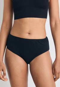 Zwarte katoenmix hoge taille slipjes met rekbare tailleband en een gladde textuur, met een eenvoudig ontwerp en geen zichtbare patronen of hardware.
