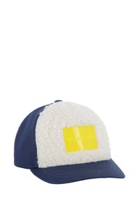 Marineblauwe pet met een witte pluizige voorpaneel, voorzien van een rechthoekige gele patch met de tekst "BILLIEBLUSH" reliëf. Zachte textuur, gebogen klep.