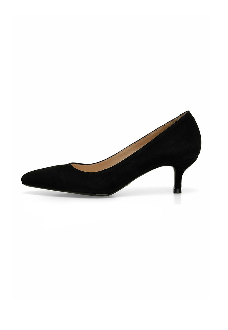 Scarpa pump in suede nera con punta affusolata e tacco modesto. La tomaia è liscia, con una silhouette classica e dettagli minimi.