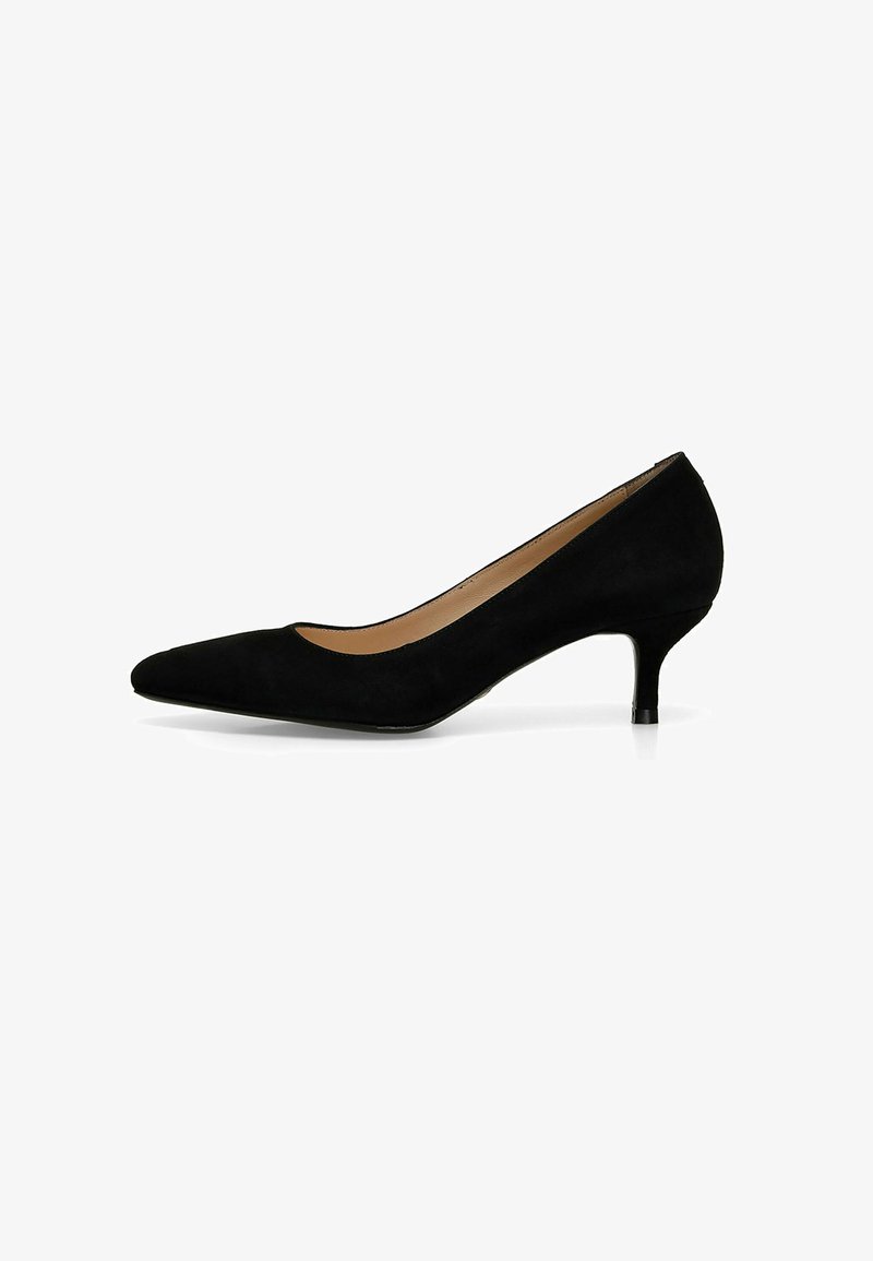 Scarpa pump in suede nera con punta affusolata e tacco modesto. La tomaia è liscia, con una silhouette classica e dettagli minimi.