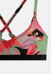 Blomster-mønstret bikinitopp med en blanding av grønne, rosa og svarte farger. Har krysset stropper og en gull-logo detalj.