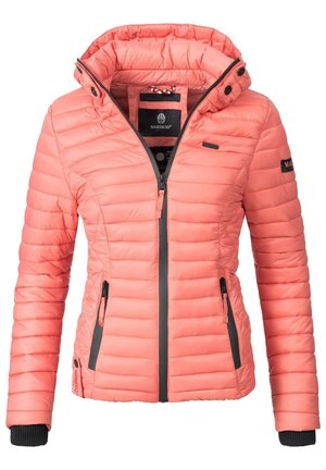 Veste matelassée rose corail avec capuche, fermeture éclair à l'avant, deux poches zippées et poignets côtelés noirs, conçue pour les femmes.