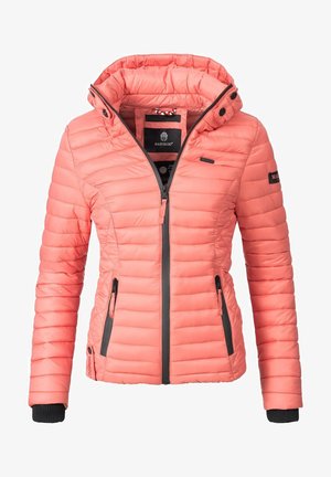 Veste matelassée rose corail avec capuche, fermeture éclair à l'avant, deux poches zippées et poignets côtelés noirs, conçue pour les femmes.