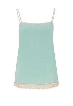 Camisole bleu clair avec bordure en dentelle beige à l’ourlet et fines bretelles doubles beiges sur fond blanc.