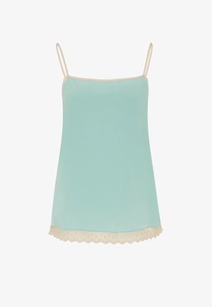 Lyseblå camisole med beige blonderkant forneden og tynde dobbelte beige skulderstropper på hvid baggrund.