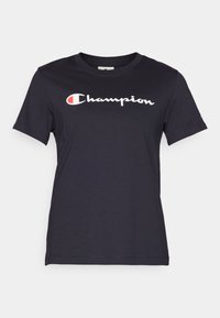Černé tričko s krátkým rukávem vyrobené z bavlny, s velkým bílým logem "Champion" na hrudi a červenými akcenty.