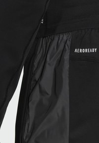 Svarta sportshorts för uthållighet med AEROREADY-märkning, tillverkade av ett slätt och lätt tyg med en kontrasterande innerfickfoder.