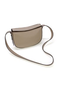 Beige læder skuldertaske med en glat overflade, rundet form og en tynd rem. Har en øverste lynlåslukning og kontrasterende kanter.