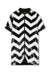 Robe à manches courtes avec fermeture éclair, ornée d'un motif en chevron en sequins noirs et blancs alternés, avec un col et des poignets noirs.