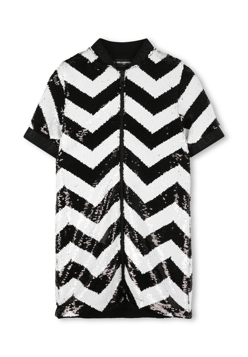 Robe à manches courtes avec fermeture éclair, ornée d'un motif en chevron en sequins noirs et blancs alternés, avec un col et des poignets noirs.