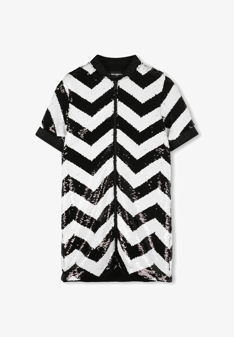 Robe à manches courtes avec fermeture éclair, ornée d'un motif en chevron en sequins noirs et blancs alternés, avec un col et des poignets noirs.