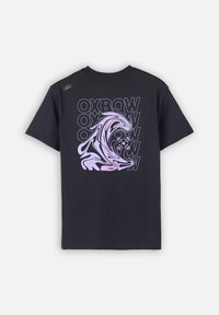 T-shirt in cotone nero con una grande grafica di un'onda rosa e testo sovrapposto "OXBOW" in grassetto, carattere moderno sul retro.