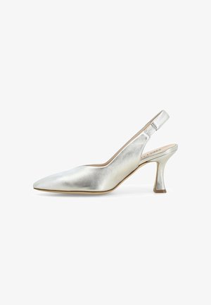 Zilveren slingback hoge hak schoen met spits toelopende neus en gebogen hak van gemiddelde hoogte, gladde metallic afwerking en een smalle zool.