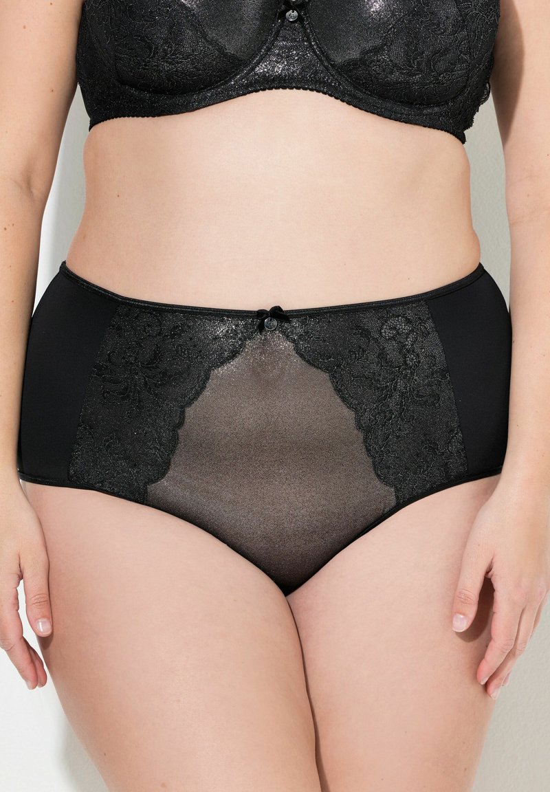 Czarne majtki wysokiej talii z koronkowymi wstawkami i przezroczystym materiałem. Ozdobione małą kokardką na środku. Gładkie wykończenie z elastycznym pasem.