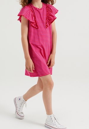 Różowa i fuksjowa sukienka bawełniana w paski z falbankami na rękawach, z okrągłym dekoltem. Noszona z białymi trampkami za kostkę.