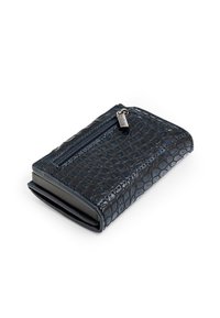 Granatowy skórzany portfel z tłoczonym wzorem krokodyla, kieszonką na zamek i gładkimi krawędziami. Kompaktowa konstrukcja ułatwiająca noszenie.