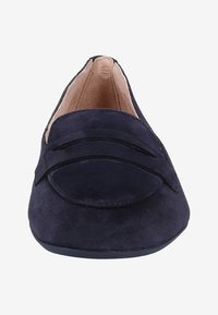 Mocasines de ante azul marino con una textura suave, que cuentan con un detalle de tira ancha en el empeine y un diseño de punta redondeada.