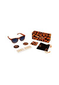 Gafas de sol con montura de estampado de leopardo naranja y lentes oscuros, acompañadas de una caja de estampado de leopardo, un estuche negro y pegatinas circulares.