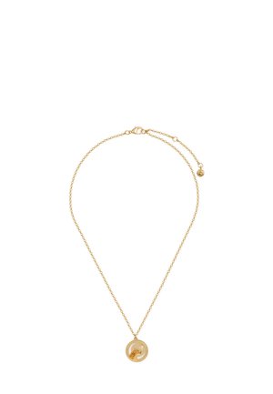 Collana in oro con pendente rotondo che raffigura una volpe che guarda una piccola stella all'interno di una cornice circolare.