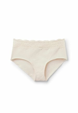 Cremefarbige Damenunterwäsche mit Spitzenbesatz am Bund, flach auf einem weißen Hintergrund ausgelegt.