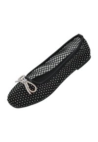 Bailarina negra hecha de tela con un diseño de malla, adornada con pequeños rhinestones blancos y de colores, y con un lazo decorativo en la puntera.