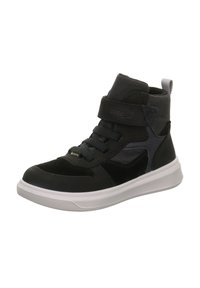 Schwarzer High-Top-Sneaker aus einer Mischung von Wildleder und Nylonmaterialien, ausgestattet mit einem Klettverschluss, dicken Schnürsenkeln und einer weißen Gummisohle.
