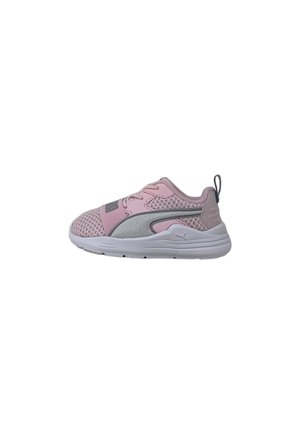 Scarpe sportive con parte superiore in mesh rosa e grigia, suola bianca ammortizzata, dettagli testurizzati e un battente posteriore per facilitare l'indossamento.