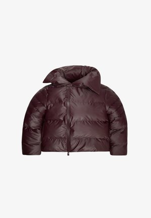 Doudoune bordeaux avec un col montant, une fermeture éclair et un design matelassé. Elle est dotée d'un rembourrage épais et d'une texture lisse et brillante.