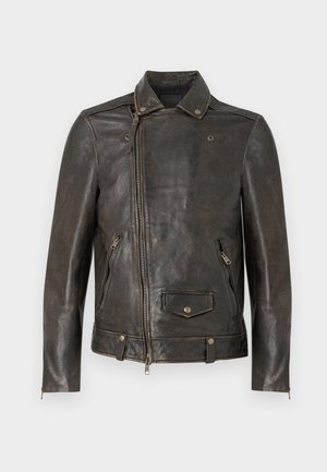 Giubbotto in pelle marrone con chiusura a zip, colletto a scatto, tasche con zip frontali e finitura testurizzata, con accenti metallici.