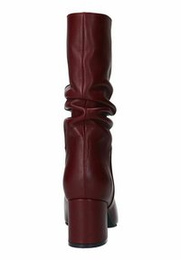 Bordeaux faux leren enkellaars met een geplooid ontwerp, hoge schacht en stevige hak. Glad textuur met een ronde neus en minimale hardware.