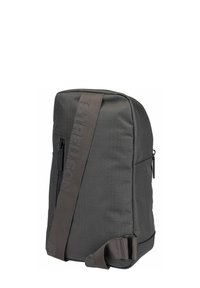 Graue Stoff-Schultertasche in rechteckiger Form mit Reißverschluss und breitem, verstellbarem Trageriemen, der ein Logo trägt. Strukturiert mit subtilen Mustern.