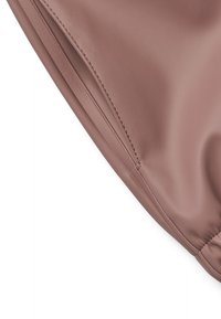 Ruskea, teksturoitu kangas, jossa on sileä kiilto, ja jossa on sauma yhdellä reunalla sekä rypytetty yksityiskohta päässä.