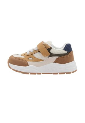 Baskets avec une tige en maille blanche, des accents en cuir brun et une fermeture à sangle. Elles disposent d'une semelle rembourrée et de détails navy au niveau du talon.