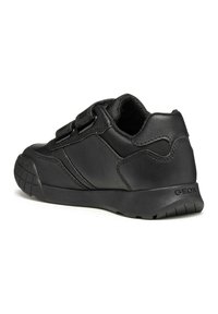 Baskets en cuir noir avec un bout arrondi, des sangles Velcro, des panneaux texturés et une semelle en caoutchouc. Présente un logo sur le talon et le côté.